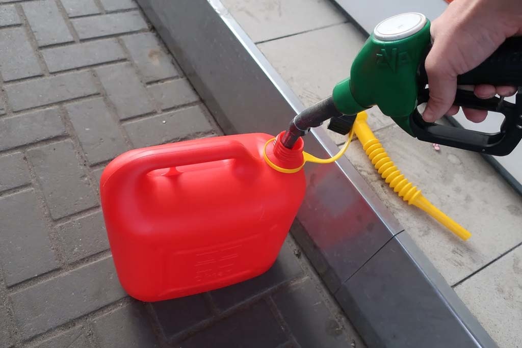 Сколько можно хранить бензин в канистрах и стоит ли заливать старое .
