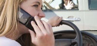 Дорожные камеры научились ловить водителей со смартфонами – как наказывают болтунов?